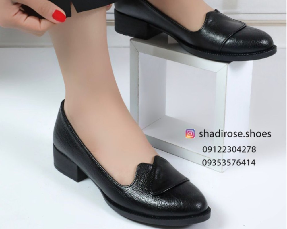  خاتون زنانه و بزرگ پا 