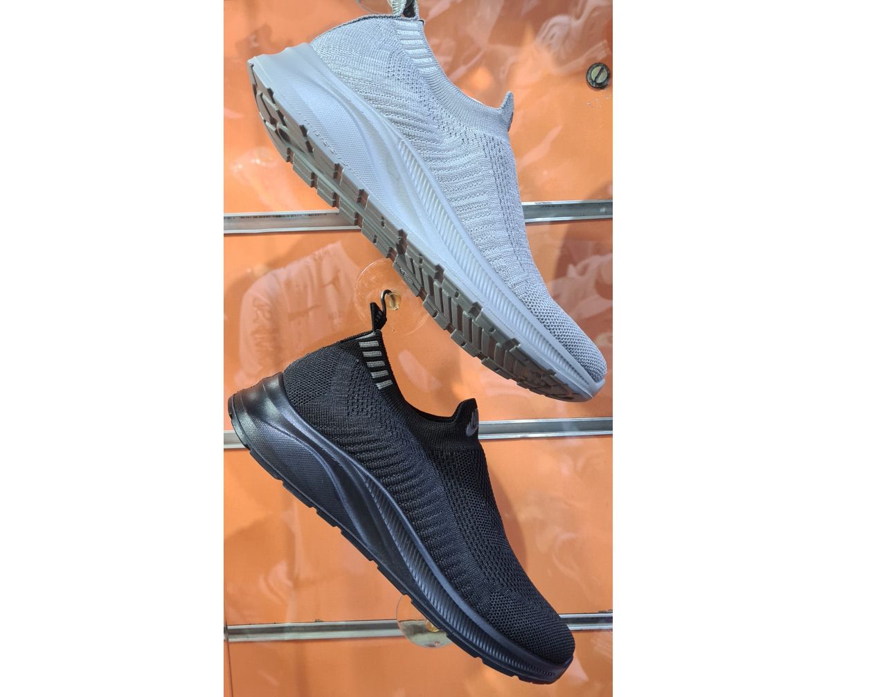 Nike (walking) 